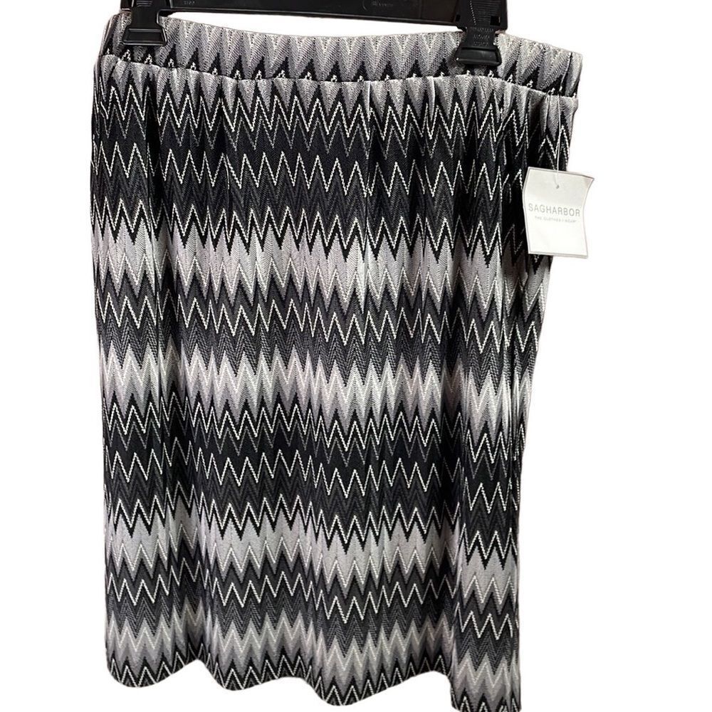 SAG HARBOR Ladies Elastic Waist Above Knee Chevron Print Skirt Black Size Medium